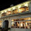 温泉街の木造洋館