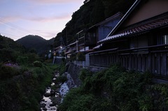 山里に訪れる夕暮れ