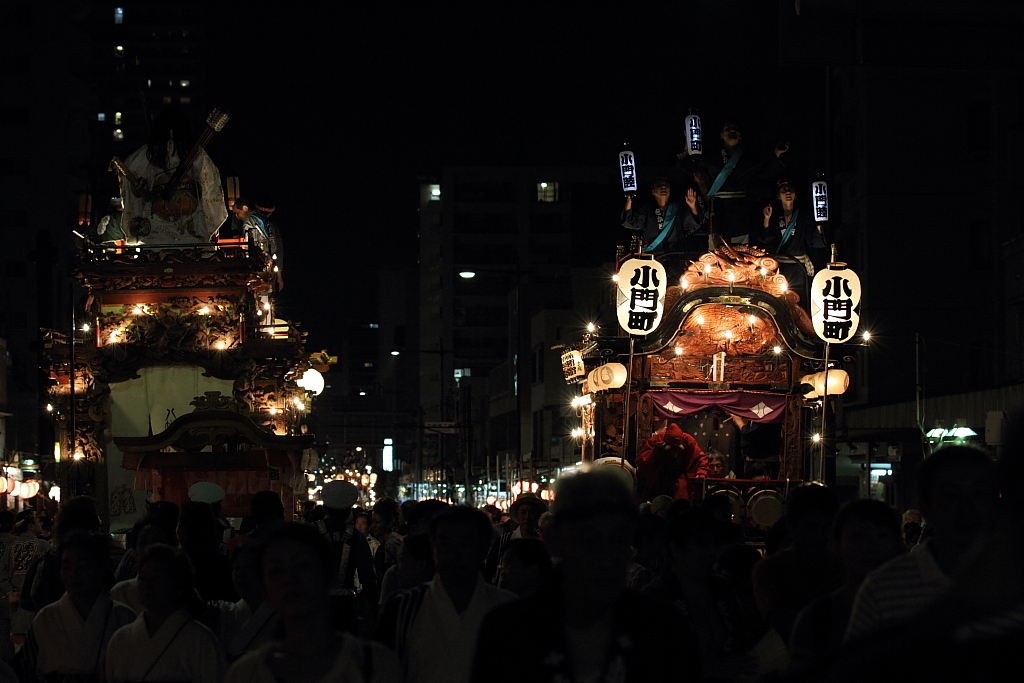 八幡町（左）と小門町（右）の山車