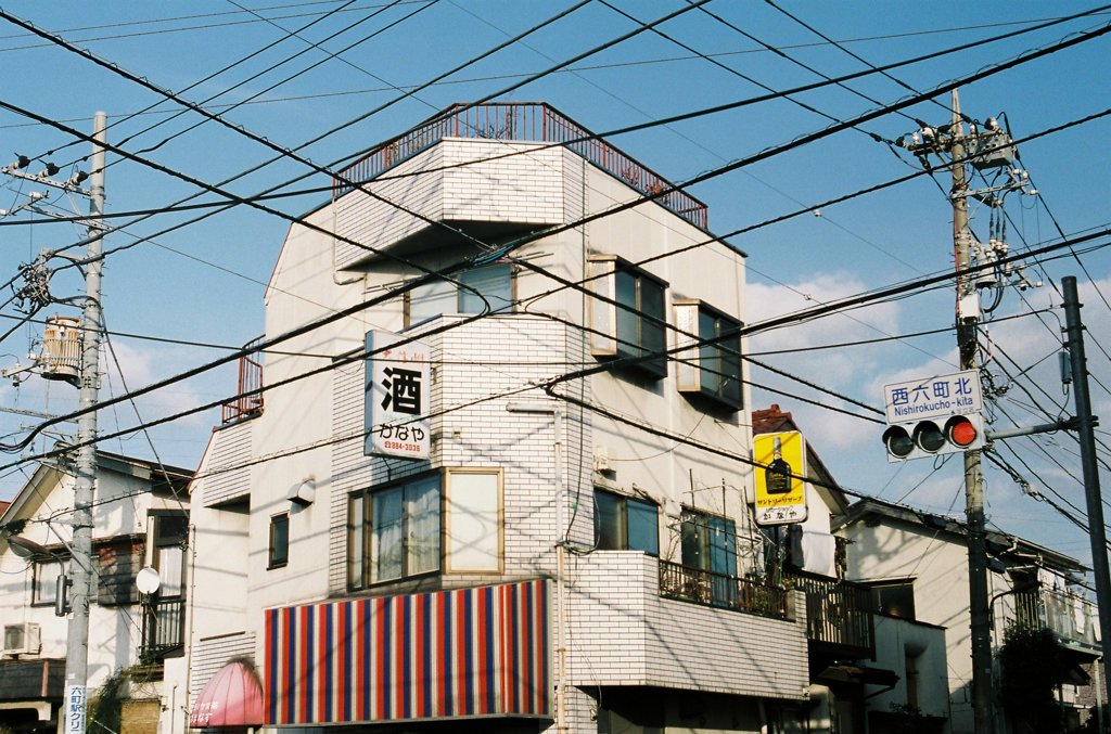交錯する電線