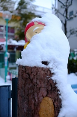 雪に埋もれるこびとさん