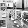 駅前にて