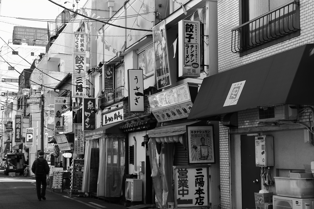 飲み屋街の昼下がり　２