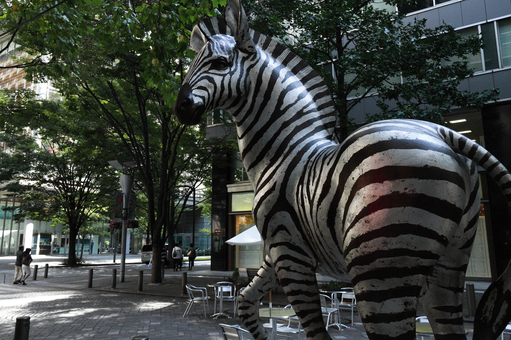 オブジェのある並木道