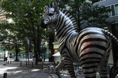 オブジェのある並木道