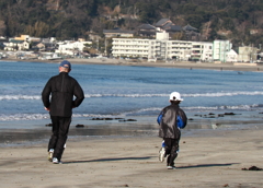 浜を走る