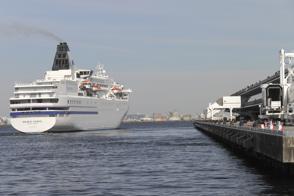 出航するパシフィックビーナス号