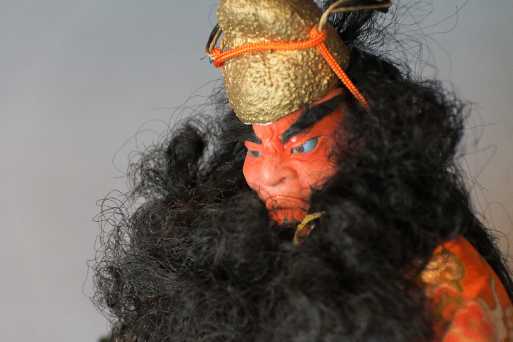 五月人形を飾る２