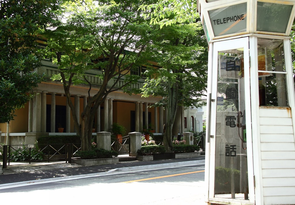 電話ボックスのある風景