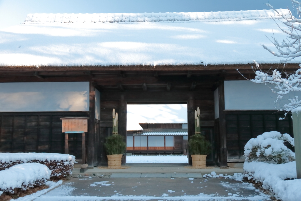 雪の長屋門