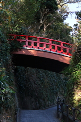 赤い橋のある小径