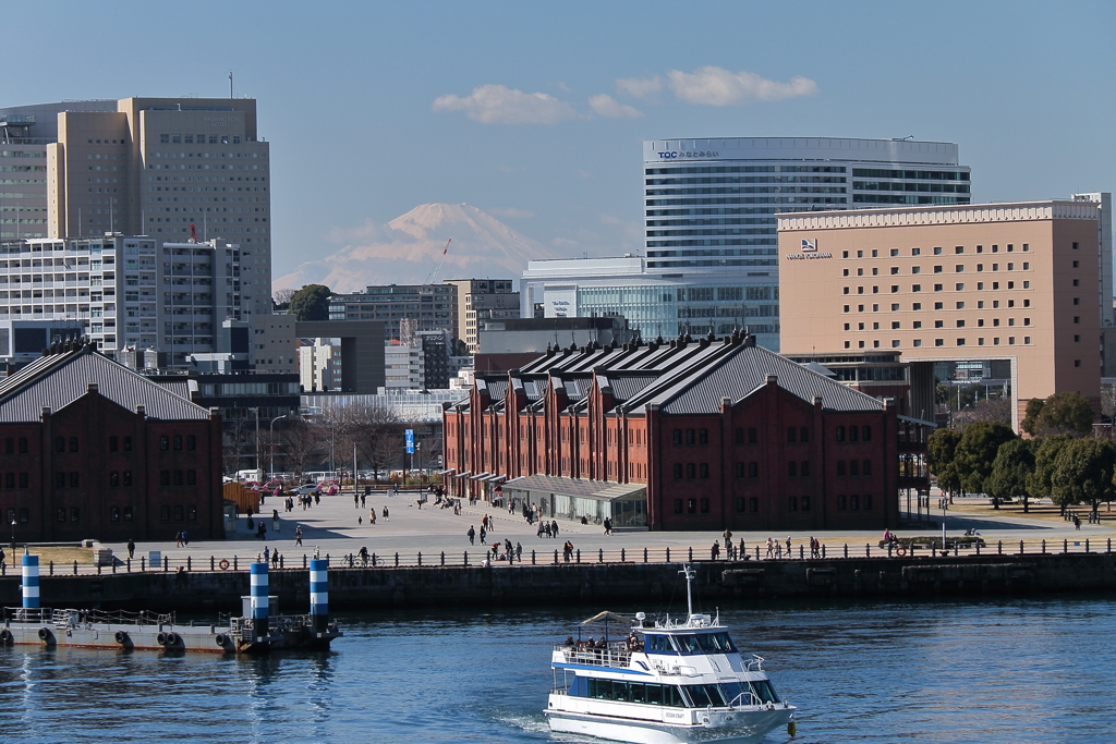 赤レンガ倉庫越しの富士山