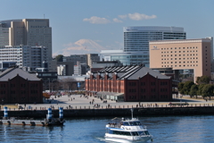 赤レンガ倉庫越しの富士山