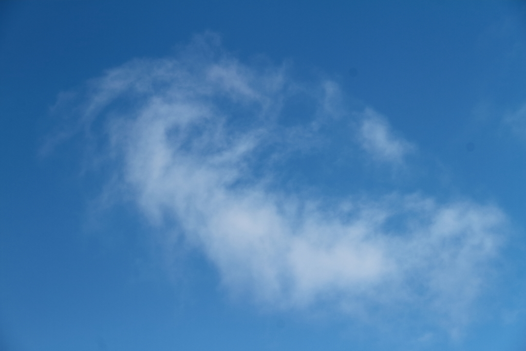 渦巻状に浮かぶ雲