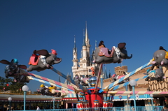 巨大テーマパークで遊ぶ