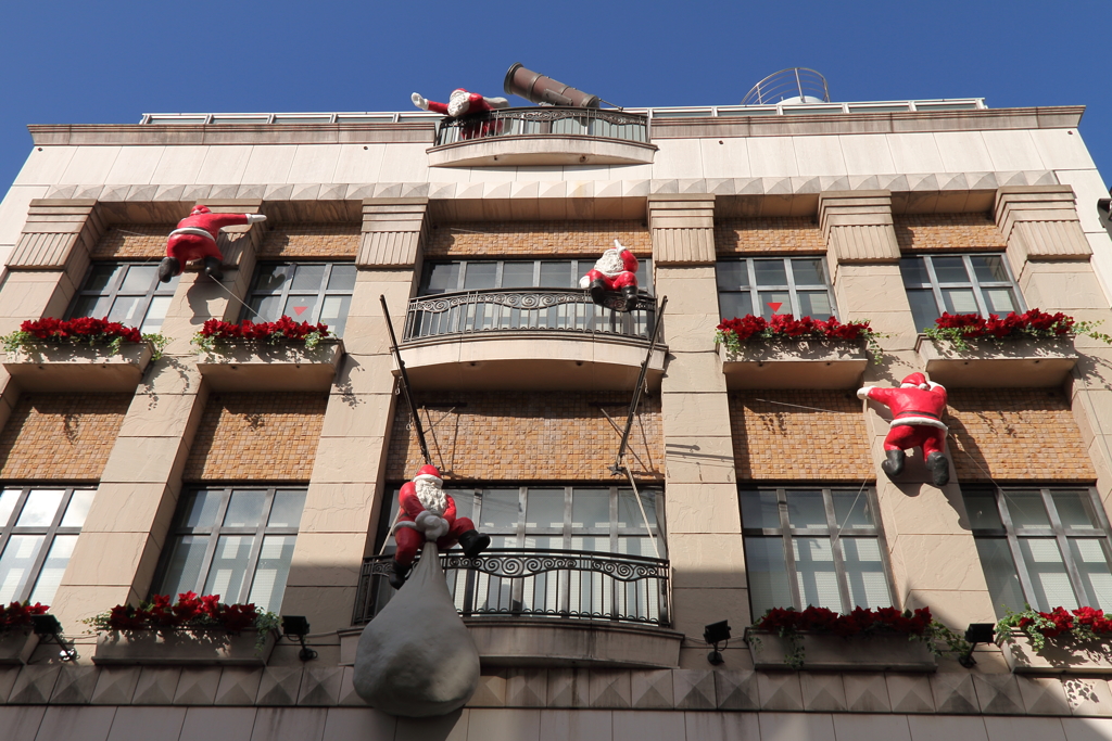 サンタよじ登る