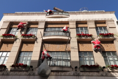 サンタよじ登る