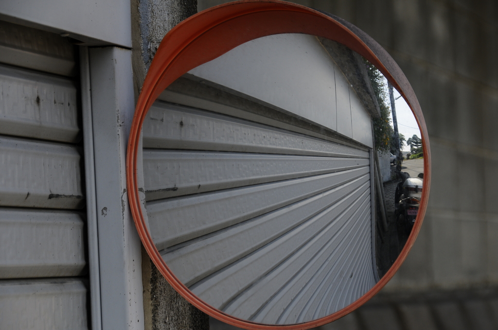 カーブミラーの向こう