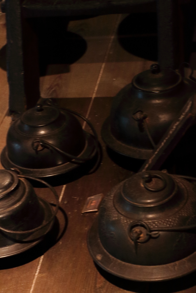 三渓園散策　炉端の鉄瓶