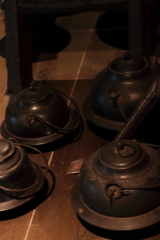 三渓園散策　炉端の鉄瓶