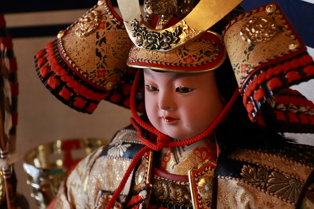 五月人形を飾る４