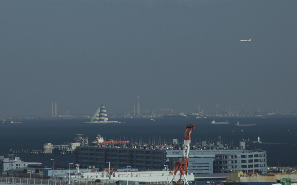 アプローチ中の航空機と風の塔