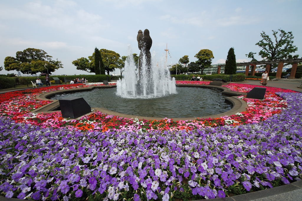 花と噴水のある公園