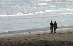 海辺を歩く