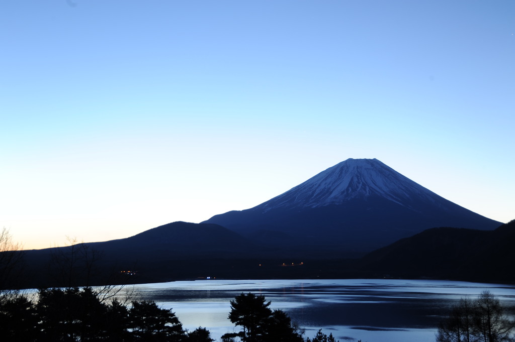 本栖湖の夜明