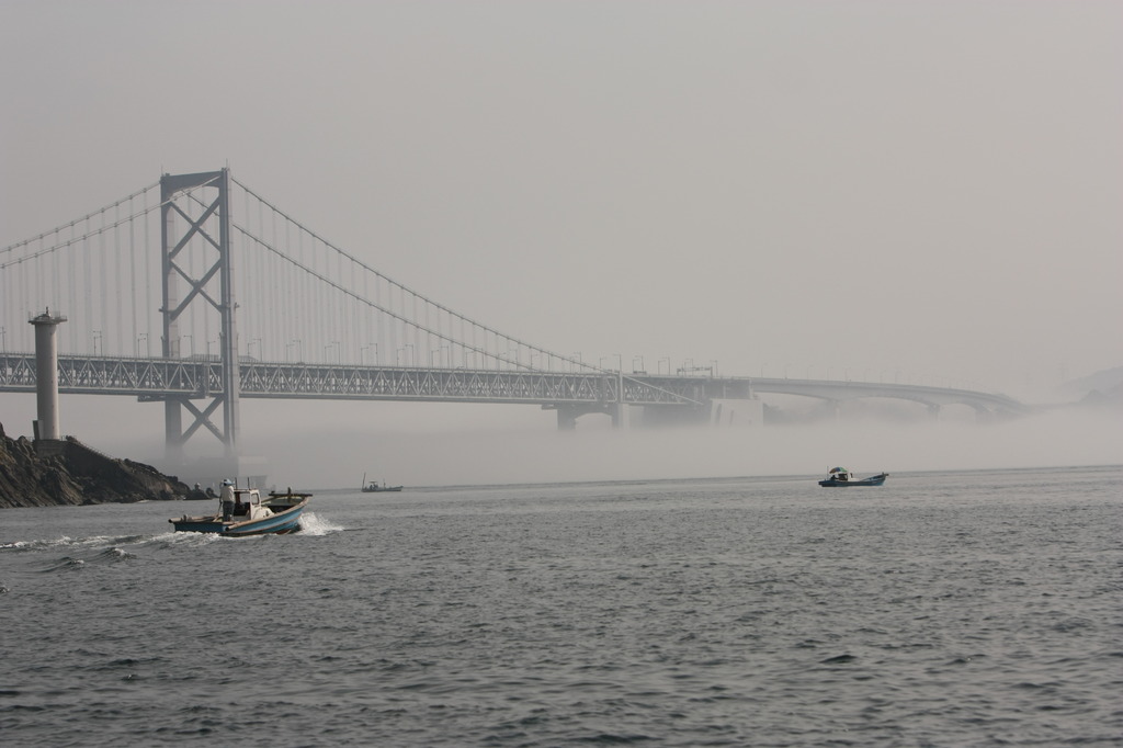 霧の上の大鳴門橋