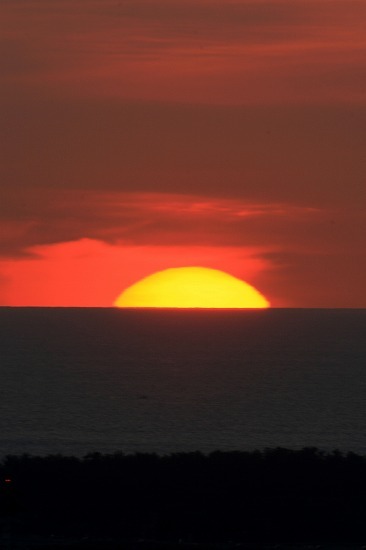日本海に沈む