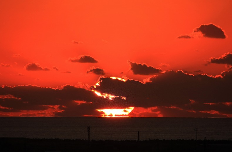 日本海に落ちる