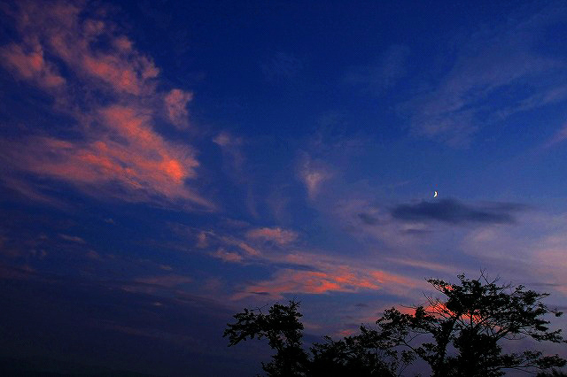 夕焼け雲と三日月