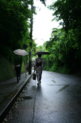 雨の浴衣美人