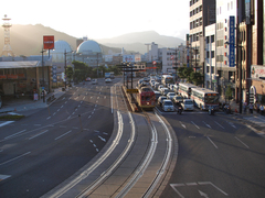 光差す長崎駅前