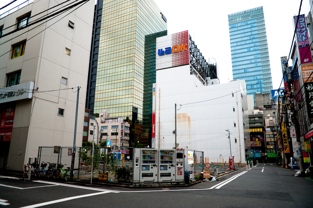 ラオックスコンピュータ館裏