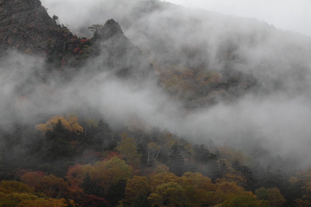 雲降る山肌