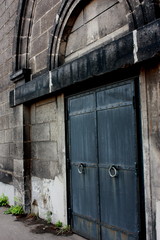 石壁と鉄扉