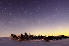 朝焼前の星降る大雪原