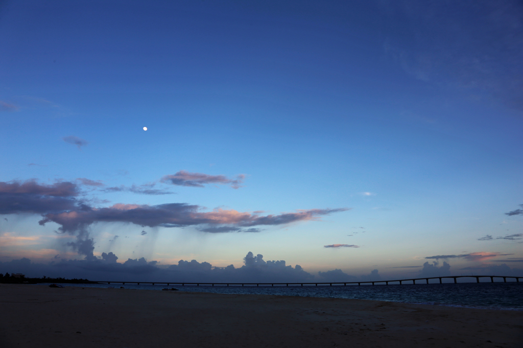 橋と月と、スコール雲と。