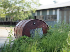 牧場のドラム缶