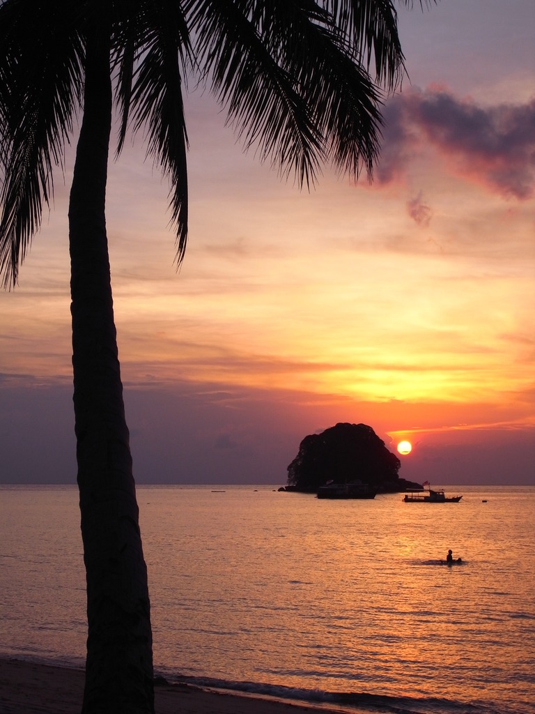 静かな海に沈む夕日