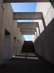 光と影と青い空