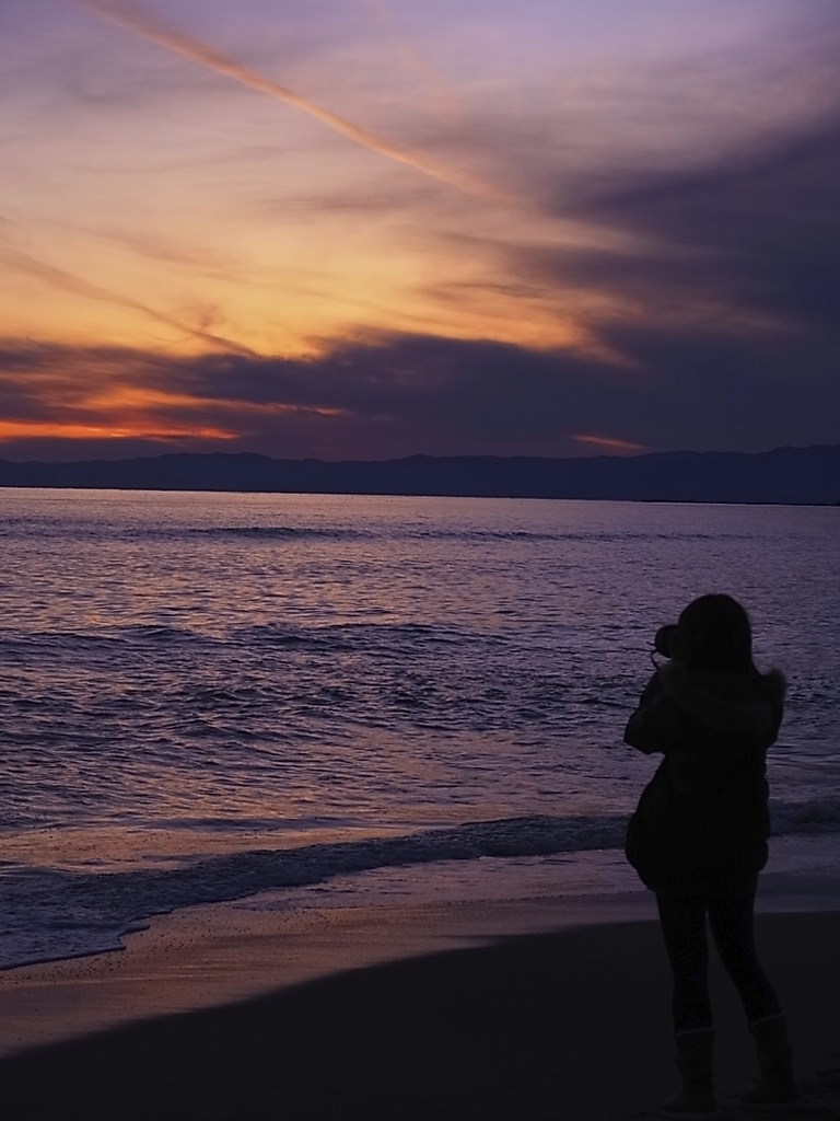 陽が沈む......。