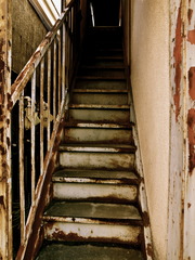 朽ちゆく階段