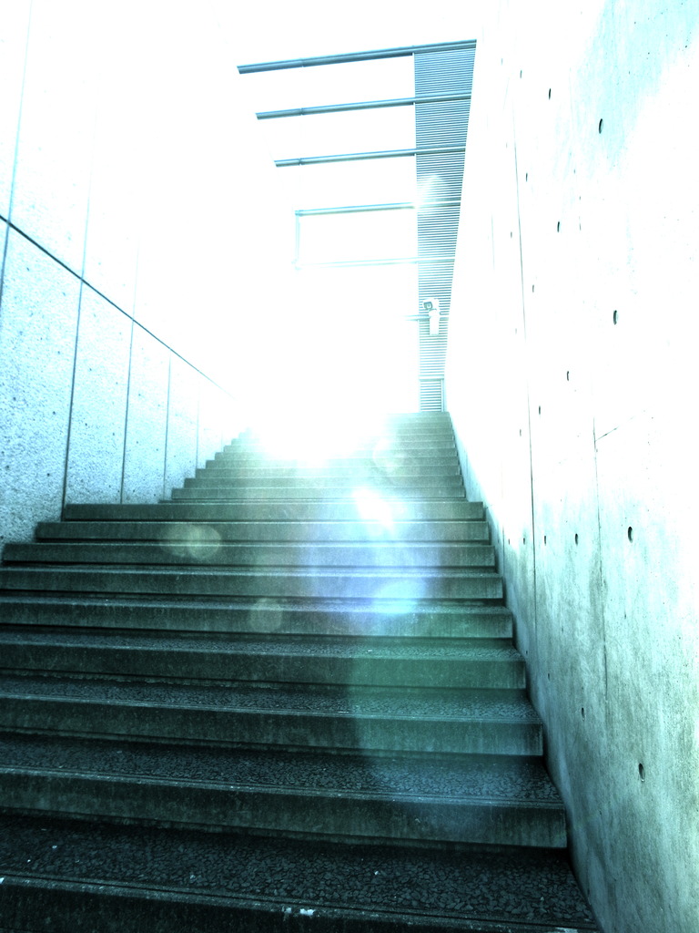 光る階段