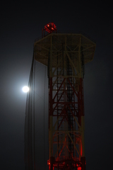 月と塔