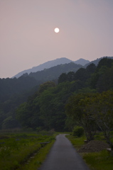 静かな初夏の夕暮れ時