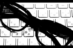 眼鏡とキーボード
