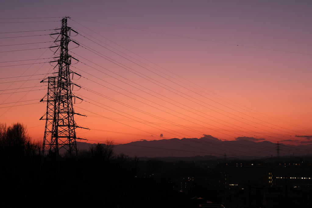 送電線に日が暮れる